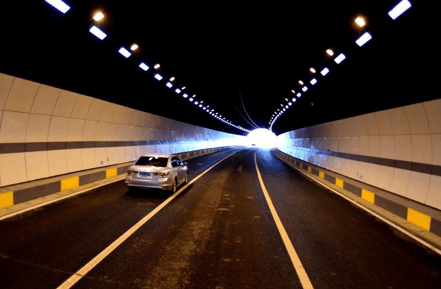 隧道里行駛為什么不能變道?(圖1) 隧道里行駛為什么不能變道?(圖1)