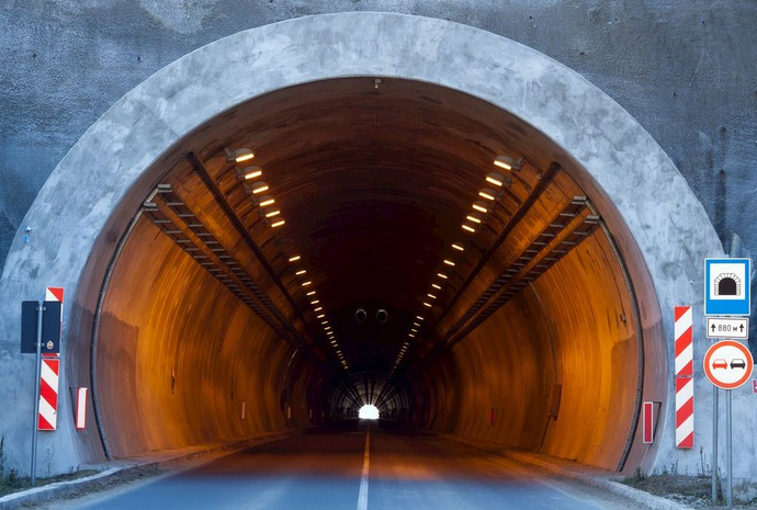 隧道里行駛為什么不能變道?(圖2) 隧道里行駛為什么不能變道?(圖2)